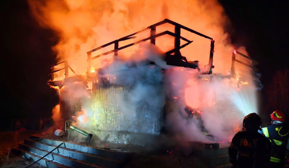 Incendiu violent la o cabană din Visca, Hunedoara. Construcţia a ars în totalitate