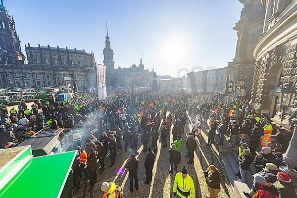 Sute de mii de oameni au participat la un miting împotriva extremei drepte, în Germania: "Toţi împreună împotriva fascismului!" 884639