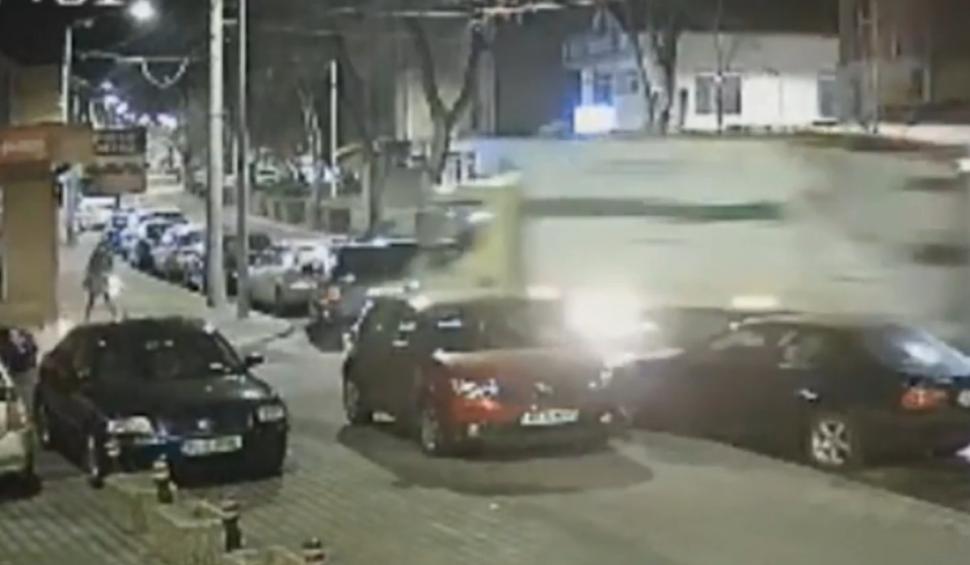 Momentul în care o maşină de gunoi face praf cinci maşini pe o stradă din Alba Iulia 884624