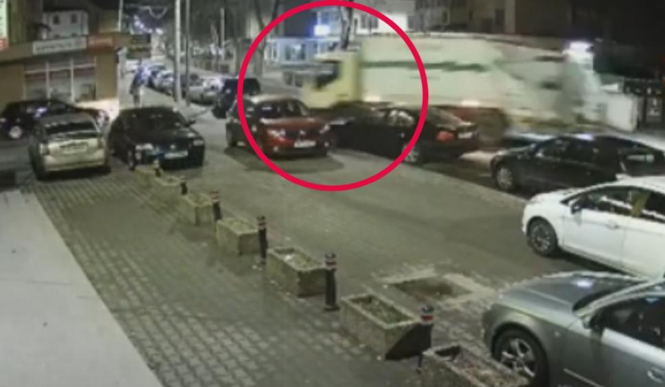 Momentul în care o maşină de gunoi face praf cinci maşini pe o stradă din Alba Iulia 884625