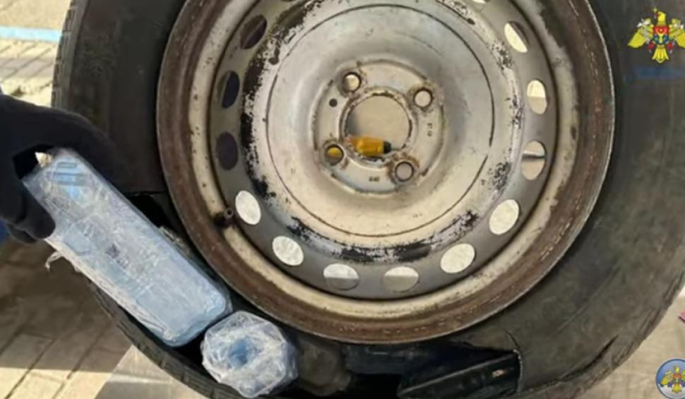 Sute de seringi și botox, găsite în mașina unei femei care intra în Republica Moldova 884612