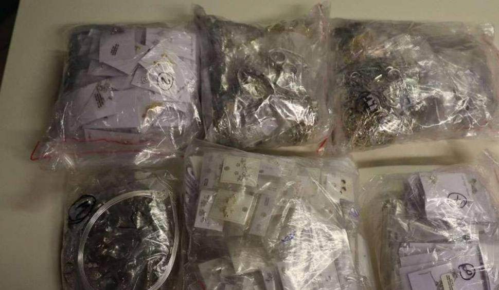 Descoperire inedită în bagajul de mână al unei românce, pe Aeroportul Henri Coandă. Femeia căra zeci de kilograme 884711