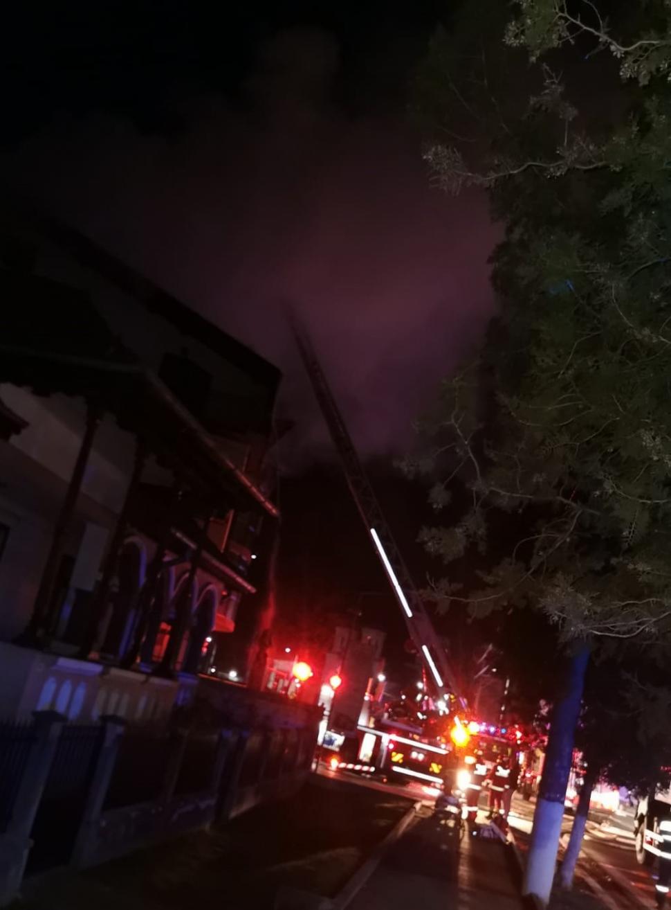 Incendiu uriaş la o pensiune din Călimănești. Un angajat a murit | Patronul a ajuns la spital 884672