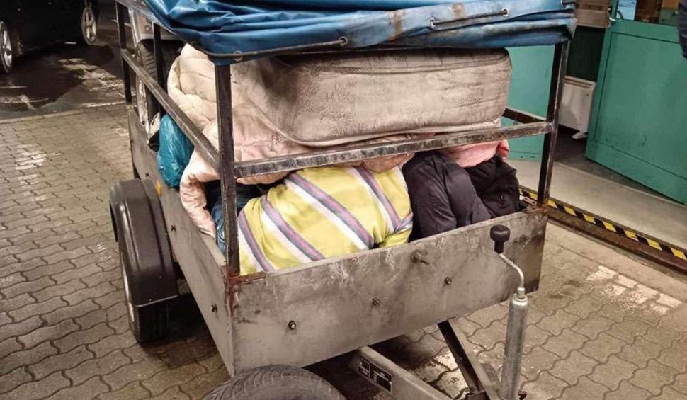 Polițiștii din Timiș au făcut o descoperire uluitoare într-o remorcă, la granița cu Ungaria. Șoferul român este acum cercetat 884707