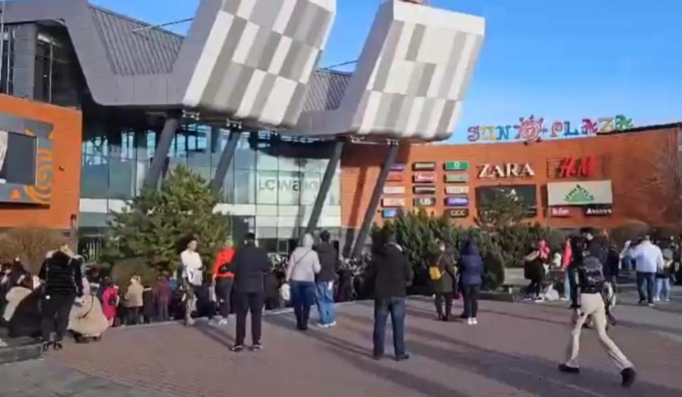 Alertă de incendiu la un mall din Sectorul 4, Bucureşti | Zeci de persoane au fost evacuate 884908