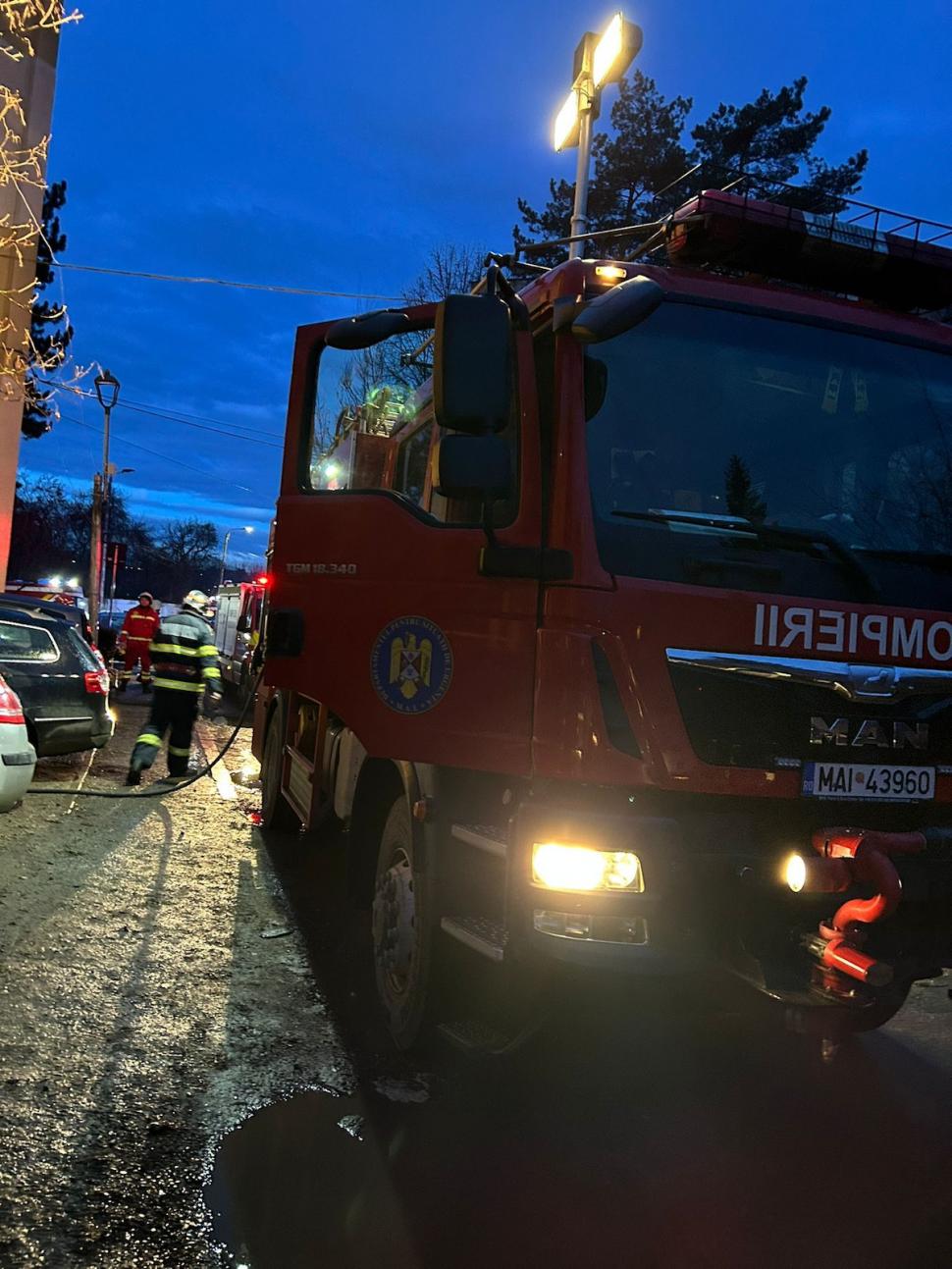 Incendiu puternic într-un bloc din Suceava! Pompierii au găsit două persoane decedate 884782