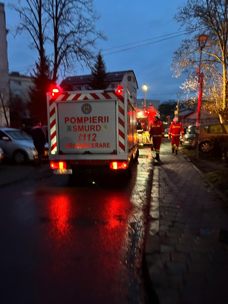 Incendiu puternic într-un bloc din Suceava! Pompierii au găsit două persoane decedate 884785