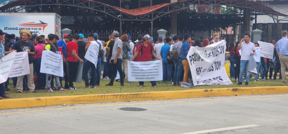 Milioane de oameni se revoltă împotriva politicilor OMS 884966