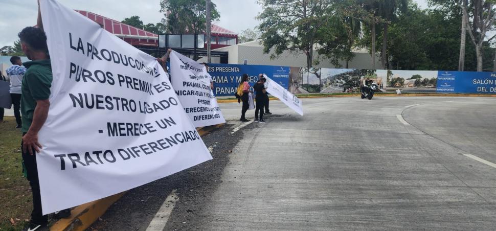 Milioane de oameni se revoltă împotriva politicilor OMS 884967