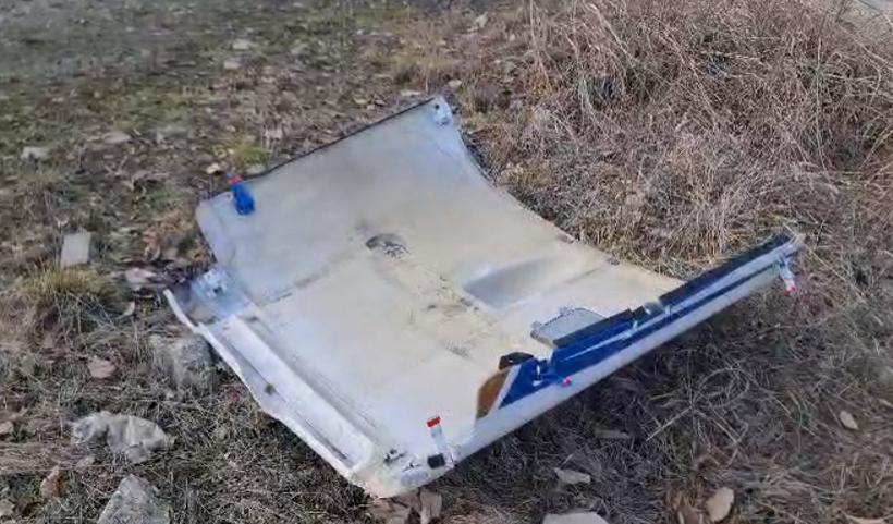 Capota unui avion a căzut în apropierea unui loc de joacă, în Mureș. Copii și adulți, la un pas de tragedie  885159