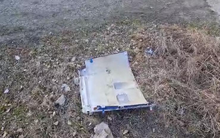 Capota unui avion a căzut în apropierea unui loc de joacă, în Mureș. Copii și adulți, la un pas de tragedie  885160