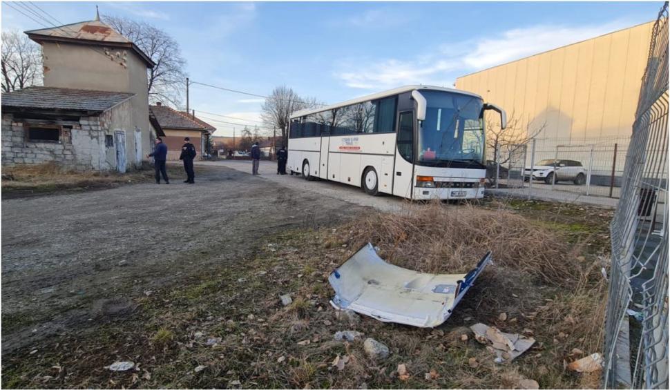 Capota unui avion a căzut în apropierea unui loc de joacă, în Mureș. Copii și adulți, la un pas de tragedie  885161