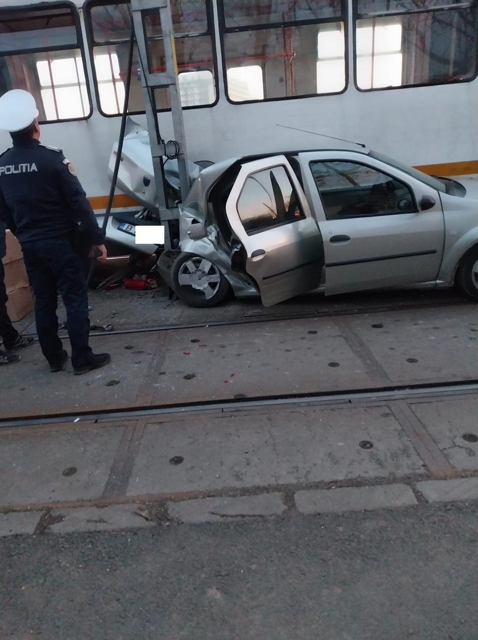 Accident între o mașină și un tramvai, în București | Circulația este blocată pe liniile 1, 10, 11, 25 și 47 885326