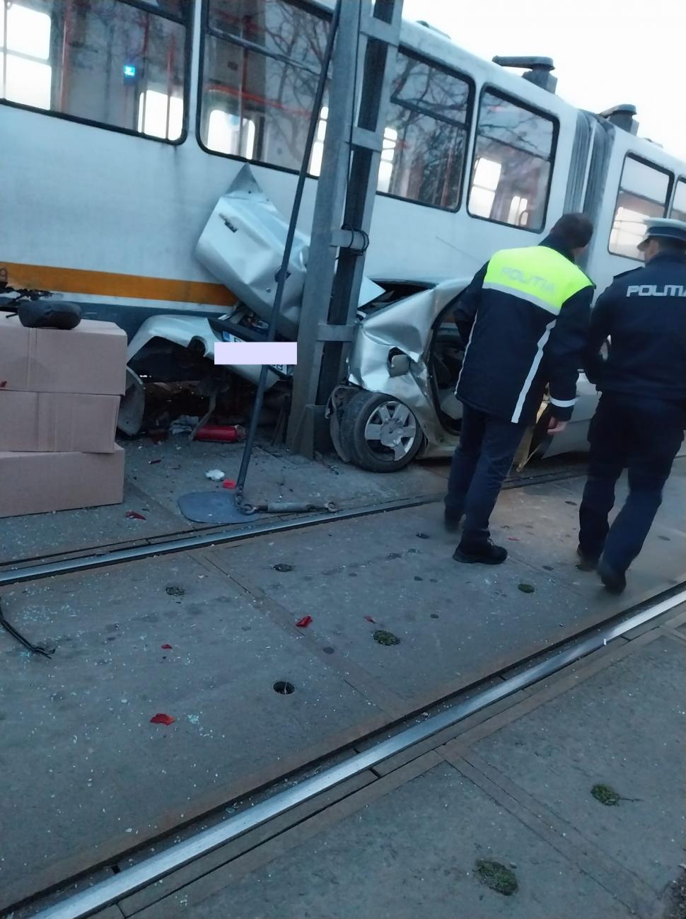 Accident între o mașină și un tramvai, în București | Circulația este blocată pe liniile 1, 10, 11, 25 și 47 885327