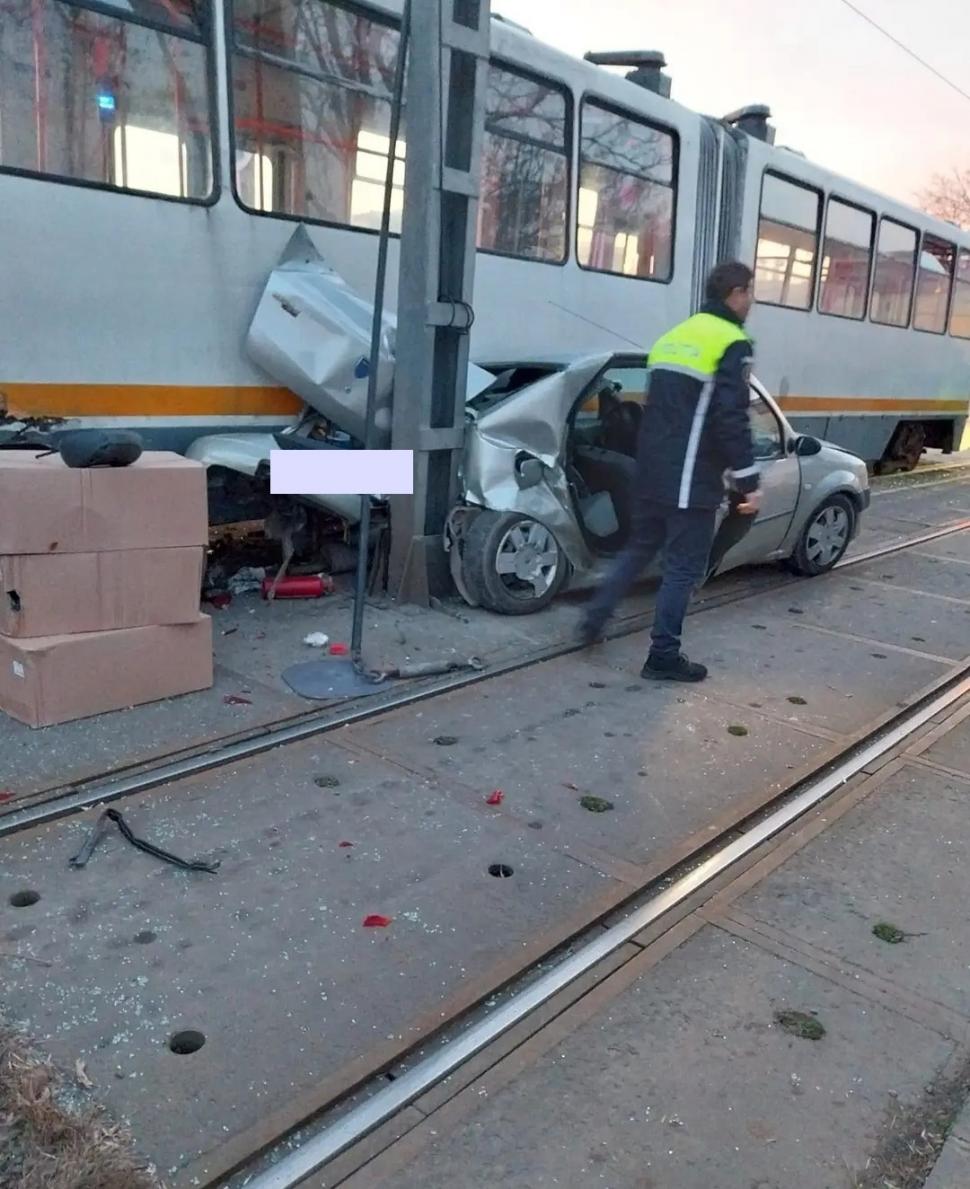 Accident între o mașină și un tramvai, în București | Circulația este blocată pe liniile 1, 10, 11, 25 și 47 885328