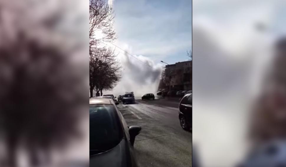 Avarie majoră la reţeaua de termoficare din Craiova | Traficul a fost blocat de jetul uriaş de apă şi abur 885369