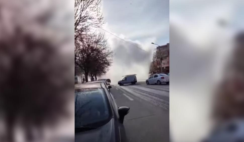 Avarie majoră la reţeaua de termoficare din Craiova | Traficul a fost blocat de jetul uriaş de apă şi abur 885370