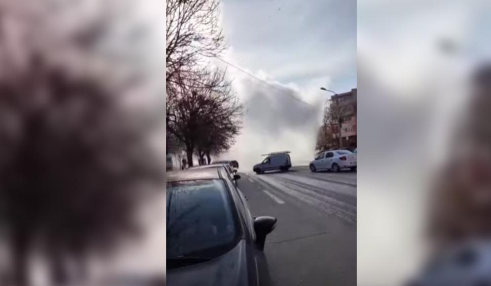 Avarie majoră la reţeaua de termoficare din Craiova | Traficul a fost blocat de jetul uriaş de apă şi abur 885371