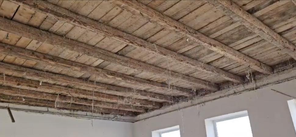 Tavanul unei săli de clasă s-a prăbușit peste elevi, la o școală din Sibiu! Mai mulți copii au fost răniți 885274
