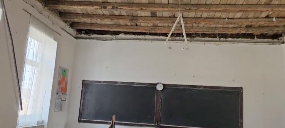 Tavanul unei săli de clasă s-a prăbușit peste elevi, la o școală din Sibiu! Mai mulți copii au fost răniți 885276