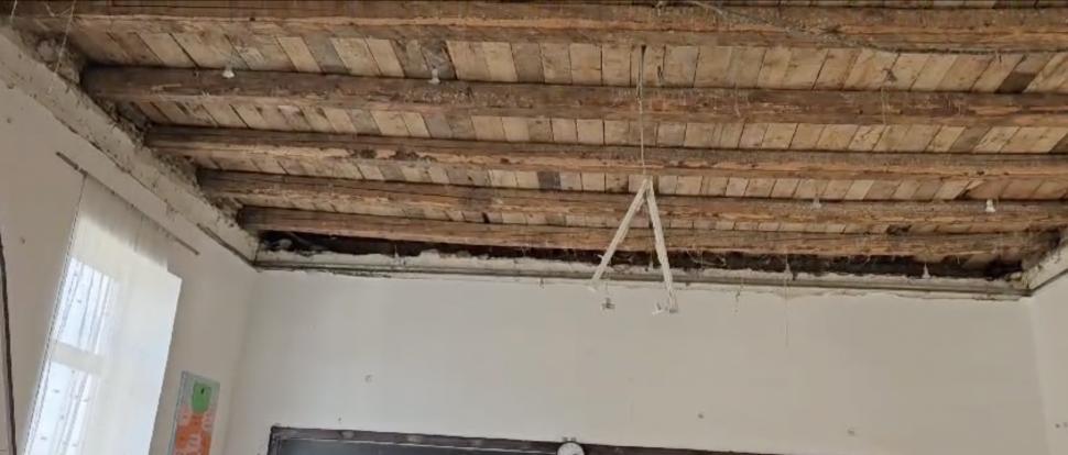 Tavanul unei săli de clasă s-a prăbușit peste elevi, la o școală din Sibiu! Mai mulți copii au fost răniți 885277