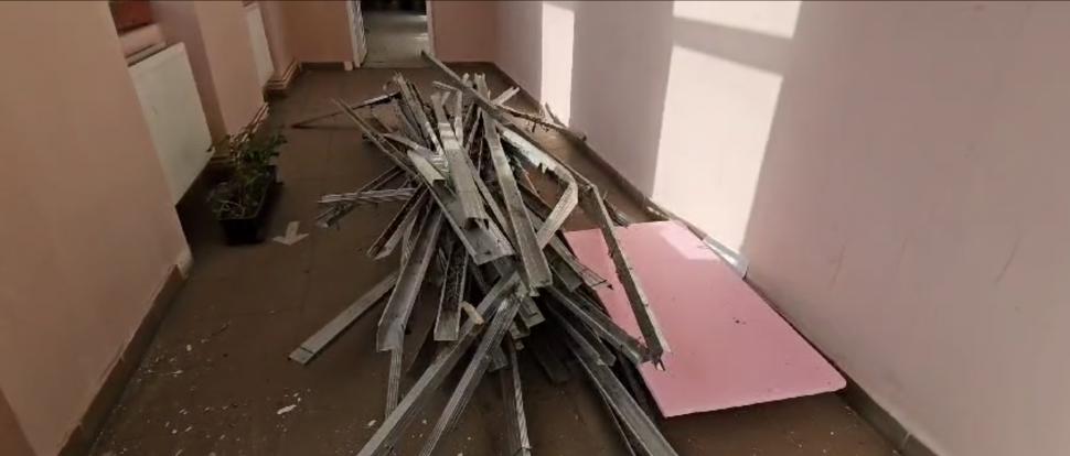 Tavanul unei săli de clasă s-a prăbușit peste elevi, la o școală din Sibiu! Mai mulți copii au fost răniți 885278