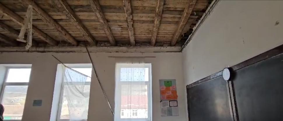 Tavanul unei săli de clasă s-a prăbușit peste elevi, la o școală din Sibiu! Mai mulți copii au fost răniți 885280