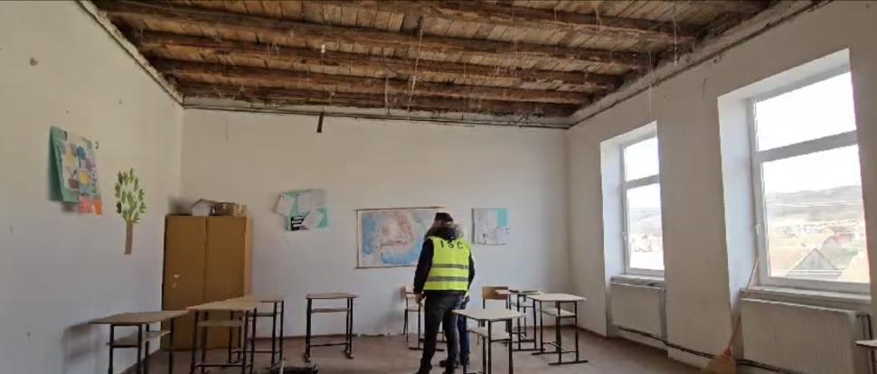 Tavanul unei săli de clasă s-a prăbușit peste elevi, la o școală din Sibiu! Mai mulți copii au fost răniți 885283