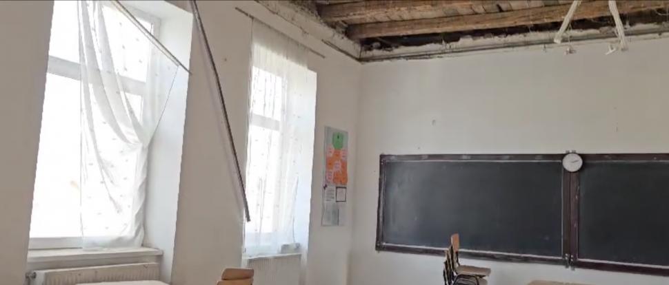 Tavanul unei săli de clasă s-a prăbușit peste elevi, la o școală din Sibiu! Mai mulți copii au fost răniți 885284