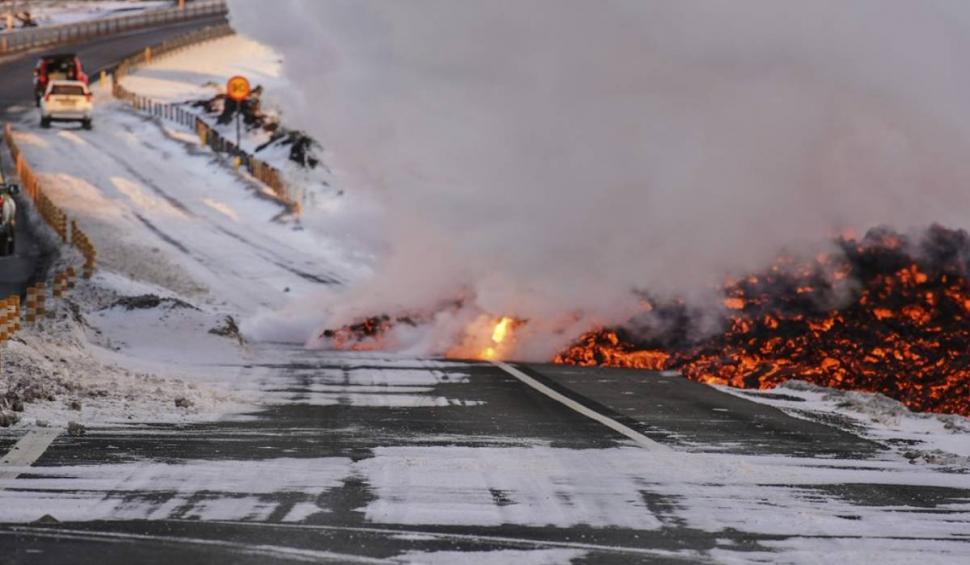 Imagini apocaliptice cu noua erupție a vulcanului în Islanda. Lava a fost aruncată 80 de metri în aer 885565