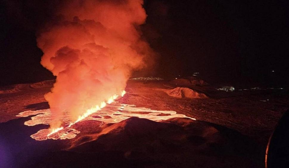 Imagini apocaliptice cu noua erupție a vulcanului în Islanda. Lava a fost aruncată 80 de metri în aer 885568