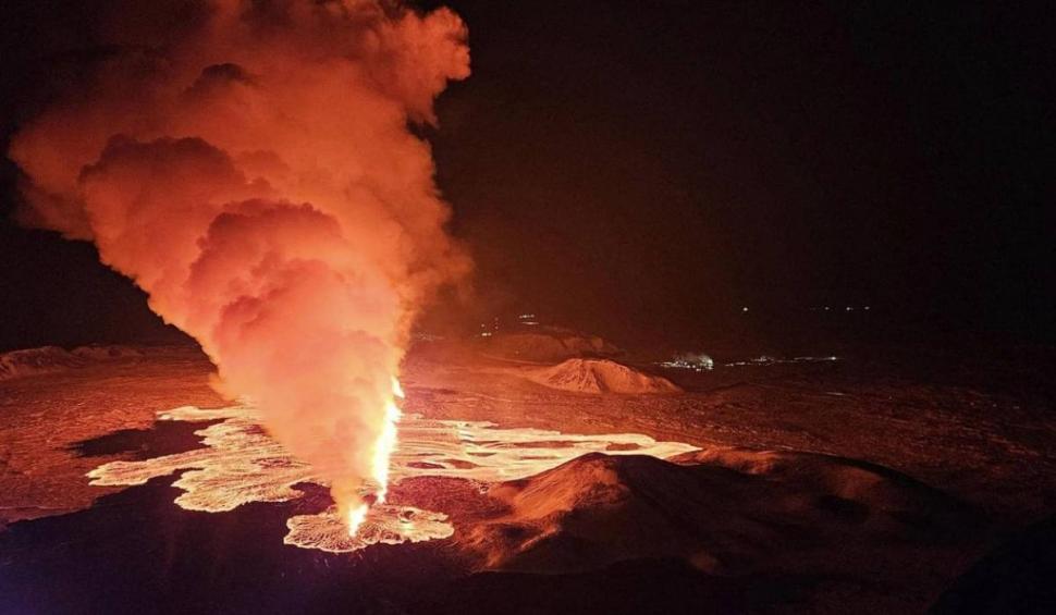 Imagini apocaliptice cu noua erupție a vulcanului în Islanda. Lava a fost aruncată 80 de metri în aer 885569