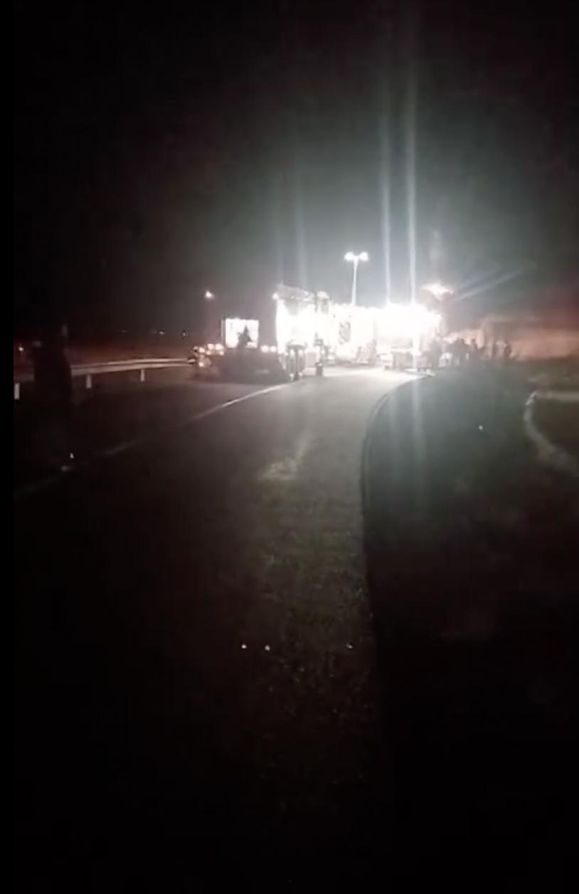 Incendiu violent la o cisternă răsturnată, care transporta 40 de tone de motorină, în județul Brăila. Șoferul ar fi murit carbonizat 885595