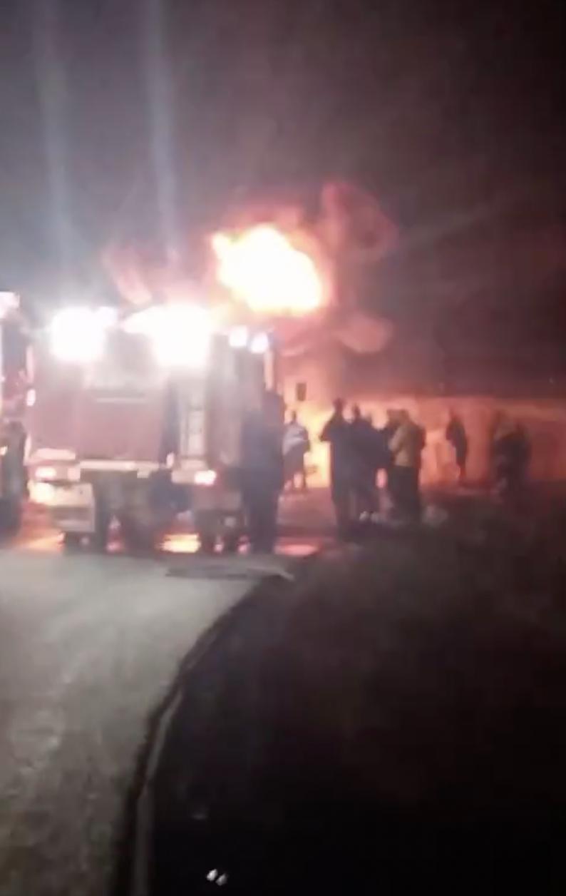 Incendiu violent la o cisternă răsturnată, care transporta 40 de tone de motorină, în județul Brăila. Șoferul ar fi murit carbonizat 885596