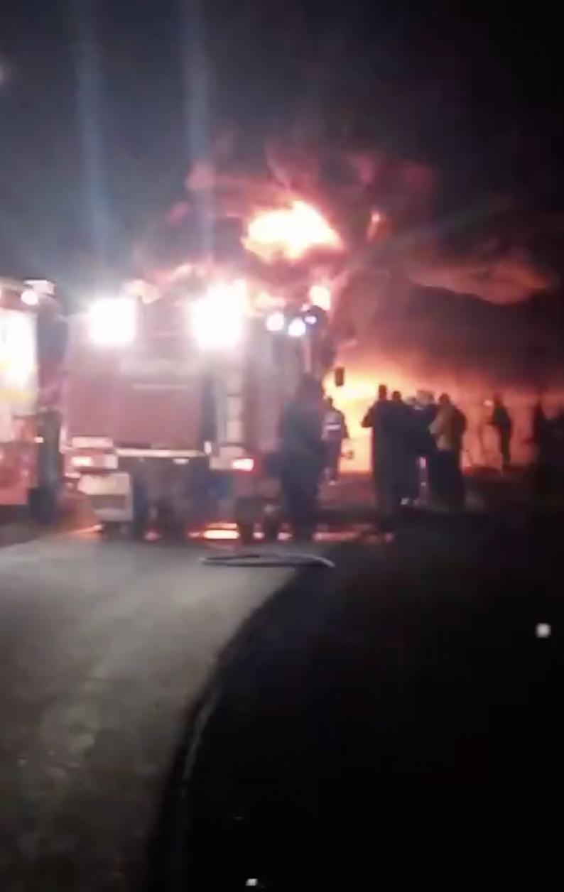 Incendiu violent la o cisternă răsturnată, care transporta 40 de tone de motorină, în județul Brăila. Șoferul ar fi murit carbonizat 885597