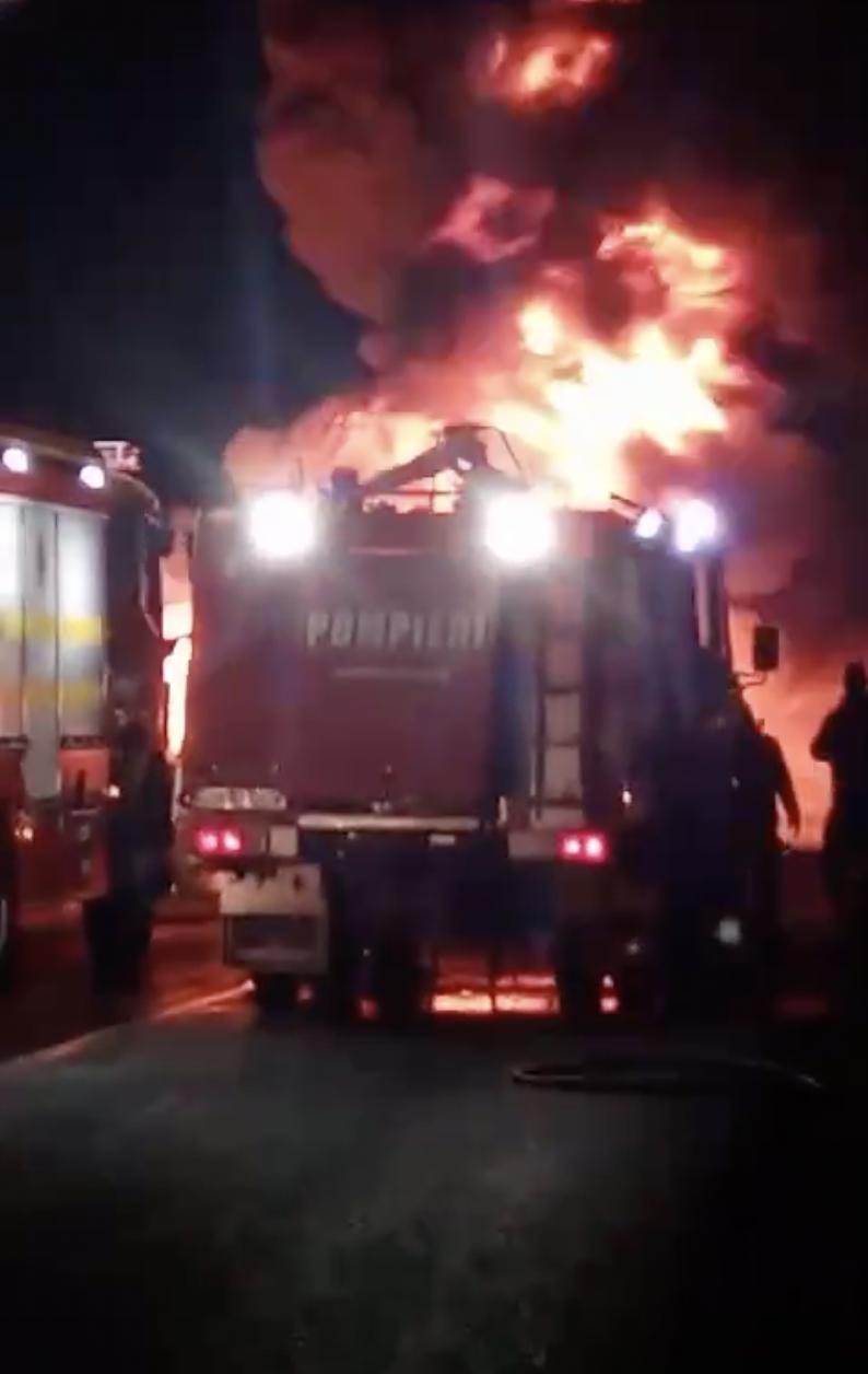 Incendiu violent la o cisternă răsturnată, care transporta 40 de tone de motorină, în județul Brăila. Șoferul ar fi murit carbonizat 885598