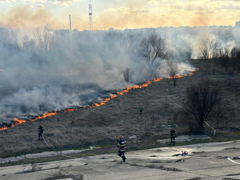 Incendiu puternic în Delta Văcărești! Pompierii din București au reuşit să localizeze focul. Au ars şase hectare 885495
