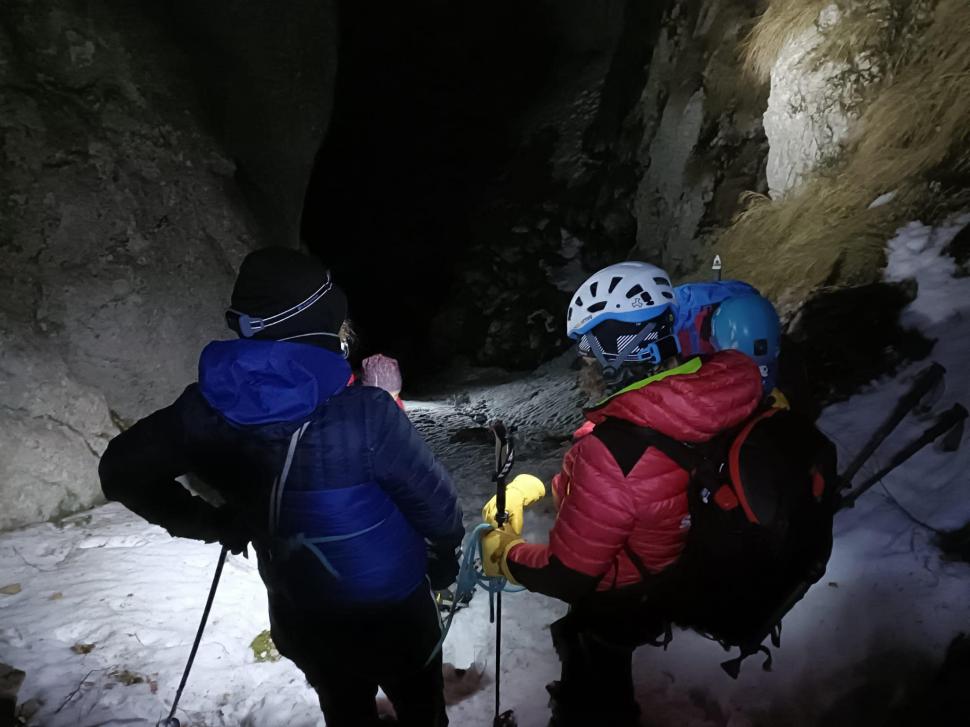 O studentă rătăcită în Munţii Piatra Craiului a crezut că a murit şi a ajuns în Rai când salvamontiştii au ajuns la ea 885709