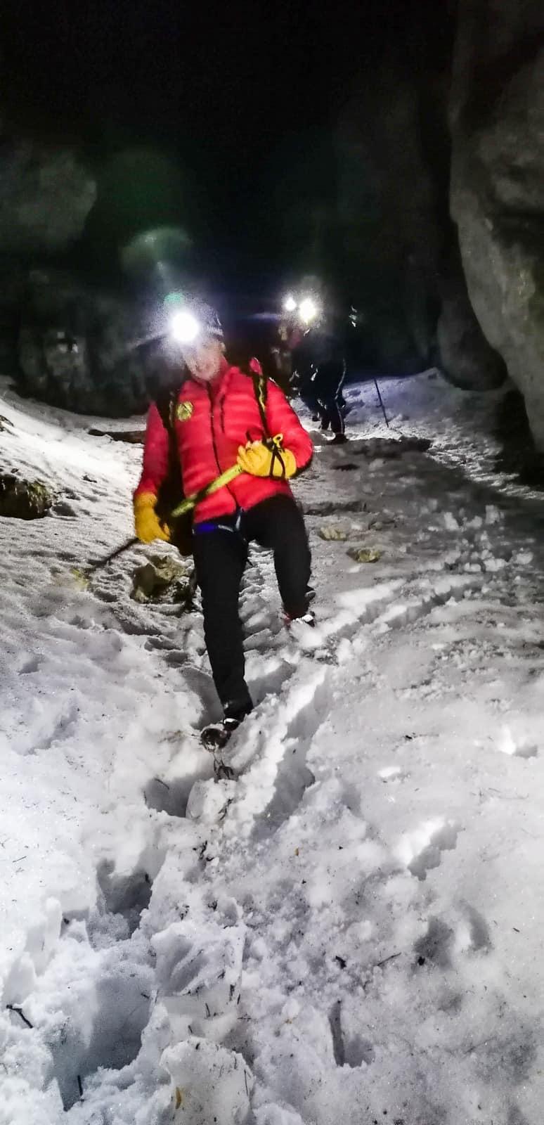 O studentă rătăcită în Munţii Piatra Craiului a crezut că a murit şi a ajuns în Rai când salvamontiştii au ajuns la ea 885710