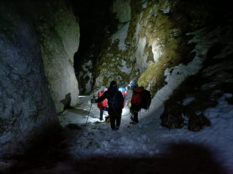 O studentă rătăcită în Munţii Piatra Craiului a crezut că a murit şi a ajuns în Rai când salvamontiştii au ajuns la ea 885712