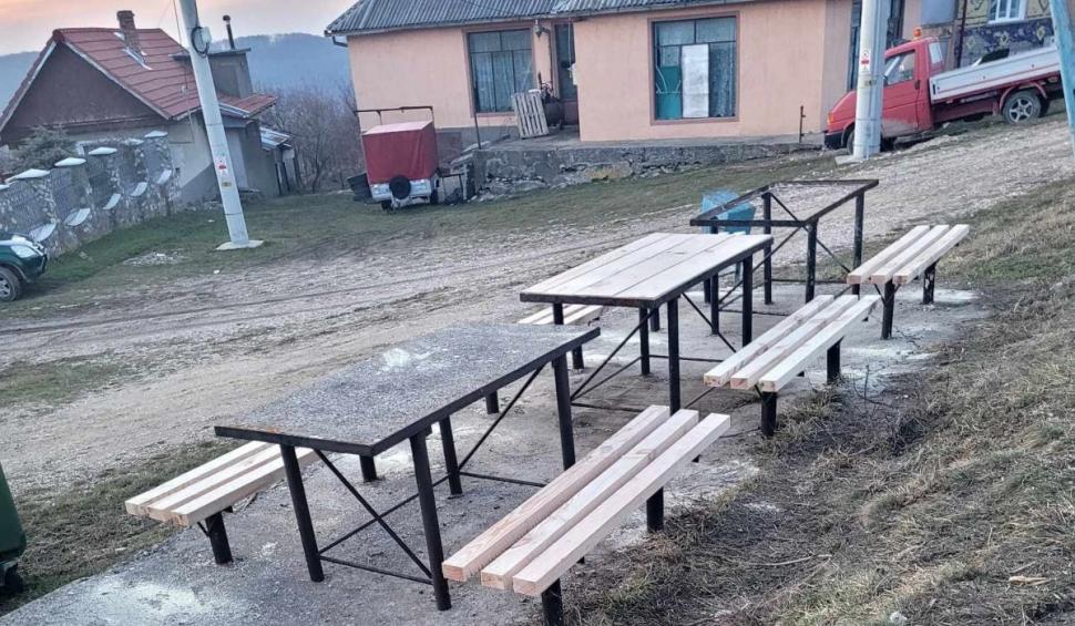 Bărbat, sancționat pentru că a reparat băncile din centrul unui sat din Caraș-Severin: ”Recunosc și regret fapta“ 885877