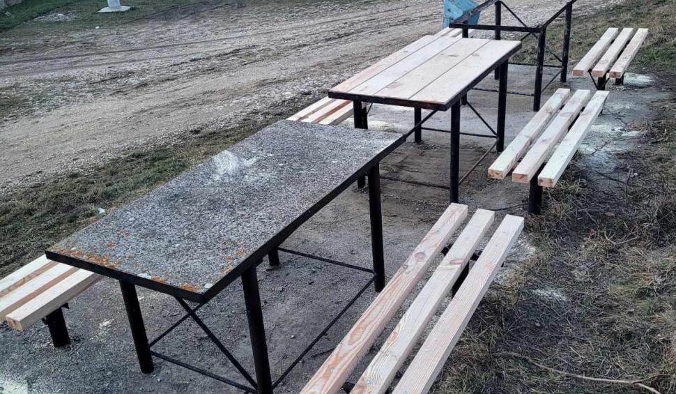 Bărbat, sancționat pentru că a reparat băncile din centrul unui sat din Caraș-Severin: ”Recunosc și regret fapta“ 885878