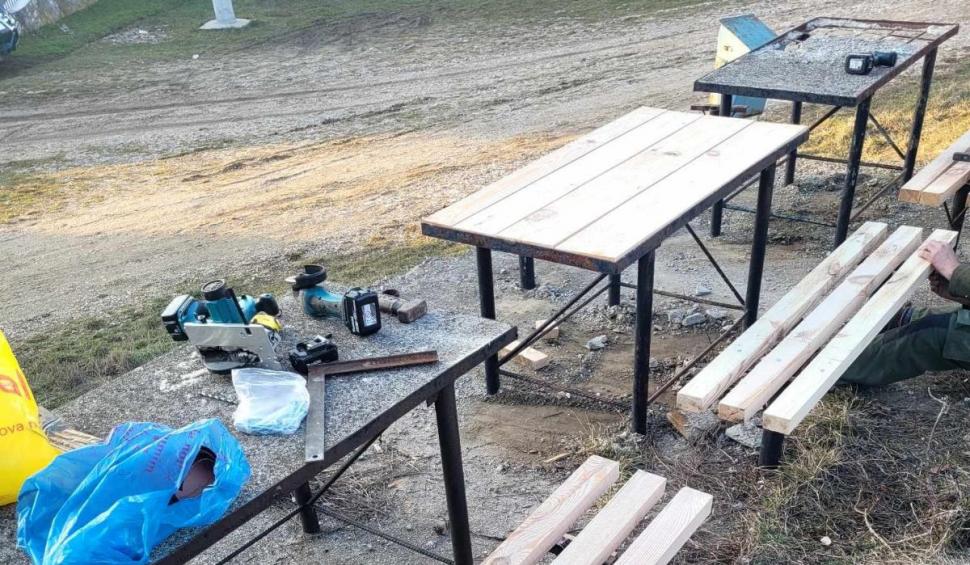 Bărbat, sancționat pentru că a reparat băncile din centrul unui sat din Caraș-Severin: ”Recunosc și regret fapta“ 885879