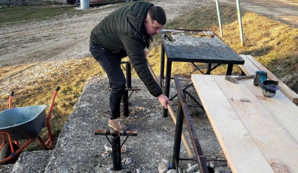 Bărbat, sancționat pentru că a reparat băncile din centrul unui sat din Caraș-Severin: ”Recunosc și regret fapta“ 885880