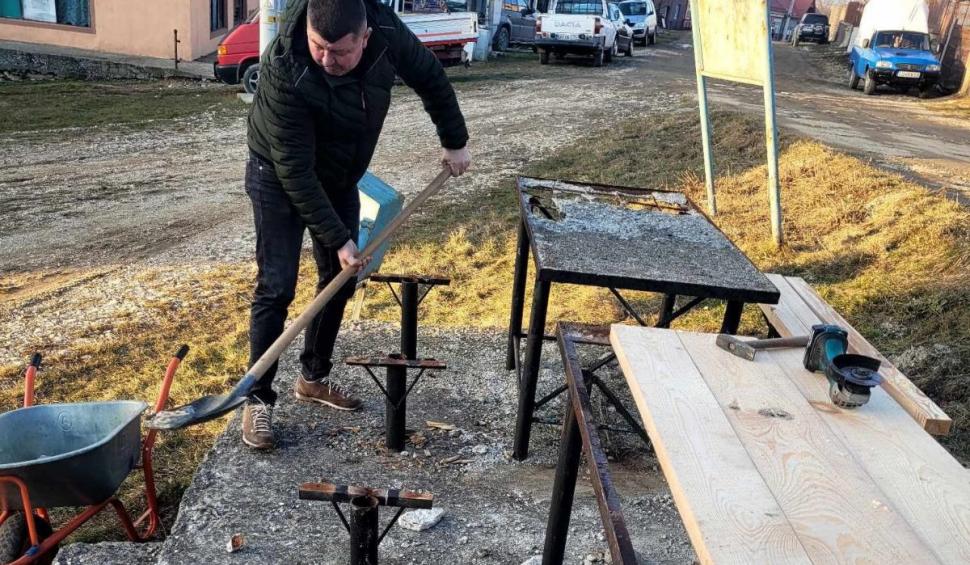 Bărbat, sancționat pentru că a reparat băncile din centrul unui sat din Caraș-Severin: ”Recunosc și regret fapta“ 885881