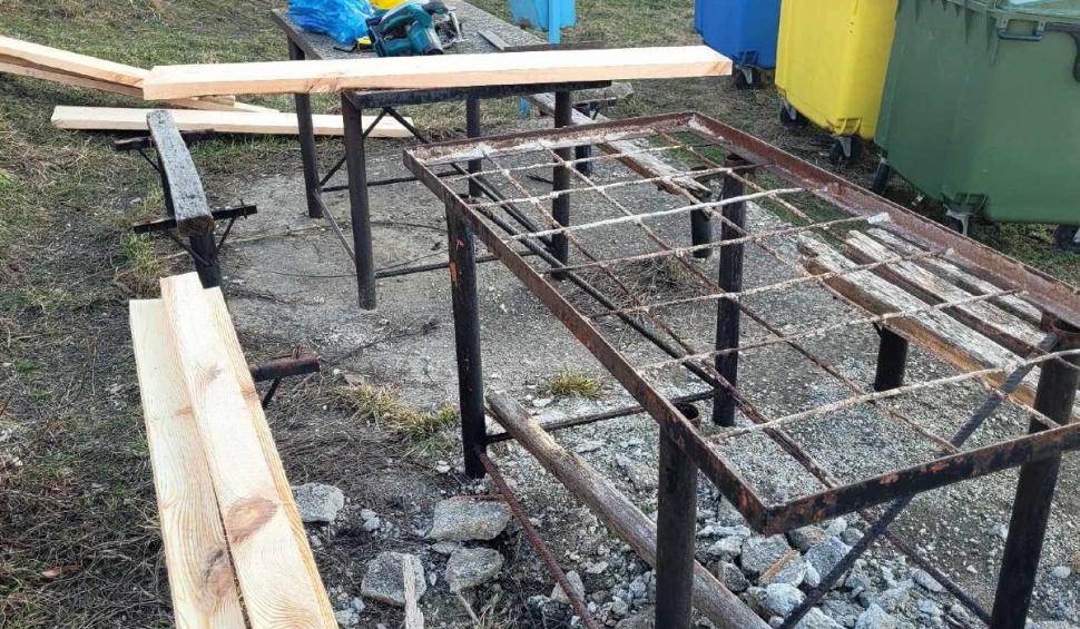 Bărbat, sancționat pentru că a reparat băncile din centrul unui sat din Caraș-Severin: ”Recunosc și regret fapta“ 885882