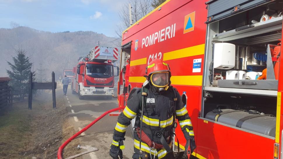 Incendiu puternic, la o pensiune din Suceava închisă în decembrie de inspectorii ISU. Pompierii au intervenit cu nouă autospeciale 885839