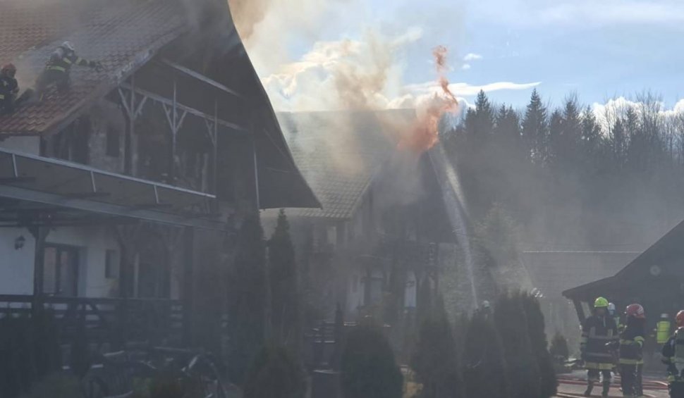 Incendiu puternic, la o pensiune din Suceava închisă în decembrie de inspectorii ISU. Pompierii au intervenit cu nouă autospeciale