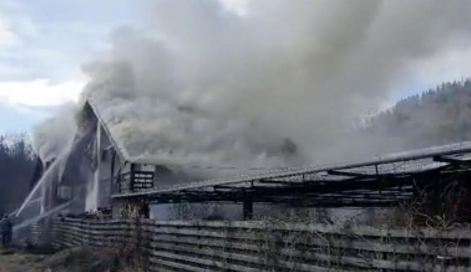 Incendiu puternic, la o pensiune din Suceava închisă în decembrie de inspectorii ISU. Pompierii au intervenit cu nouă autospeciale 885843