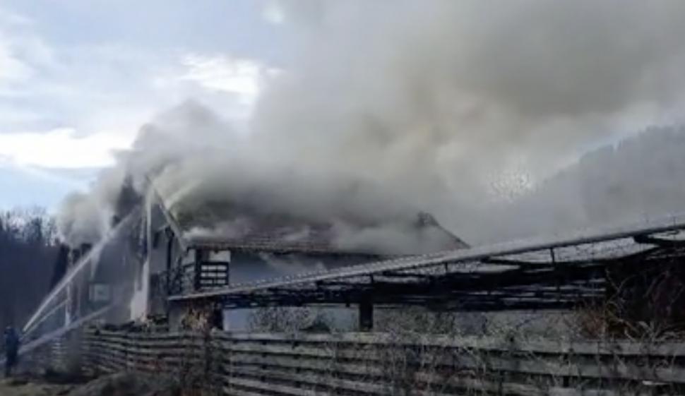 Incendiu puternic, la o pensiune din Suceava închisă în decembrie de inspectorii ISU. Pompierii au intervenit cu nouă autospeciale 885844